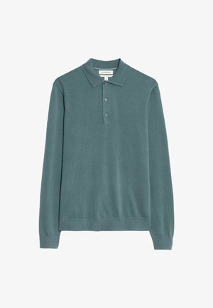 Langærmet polotrøje i en blød grønblå farve med klassisk krave, tre-knaps lukning og ribkant ved ærmer og kant. Glat tekstur.
