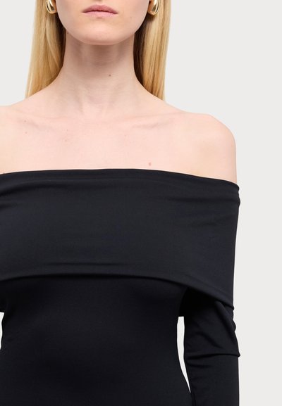 Schwarzes schulterfreies Kleid aus einem glatten, elastischen Material. Lange Ärmel mit drapiertem Ausschnitt und taillierter Silhouette. Schlichtes Design.