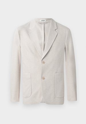 Beige gebreid blazer met een enkelvoudig ontwerp, metgelapste revers, twee voorkanten zakken en twee knopen. Gladde textuur.
