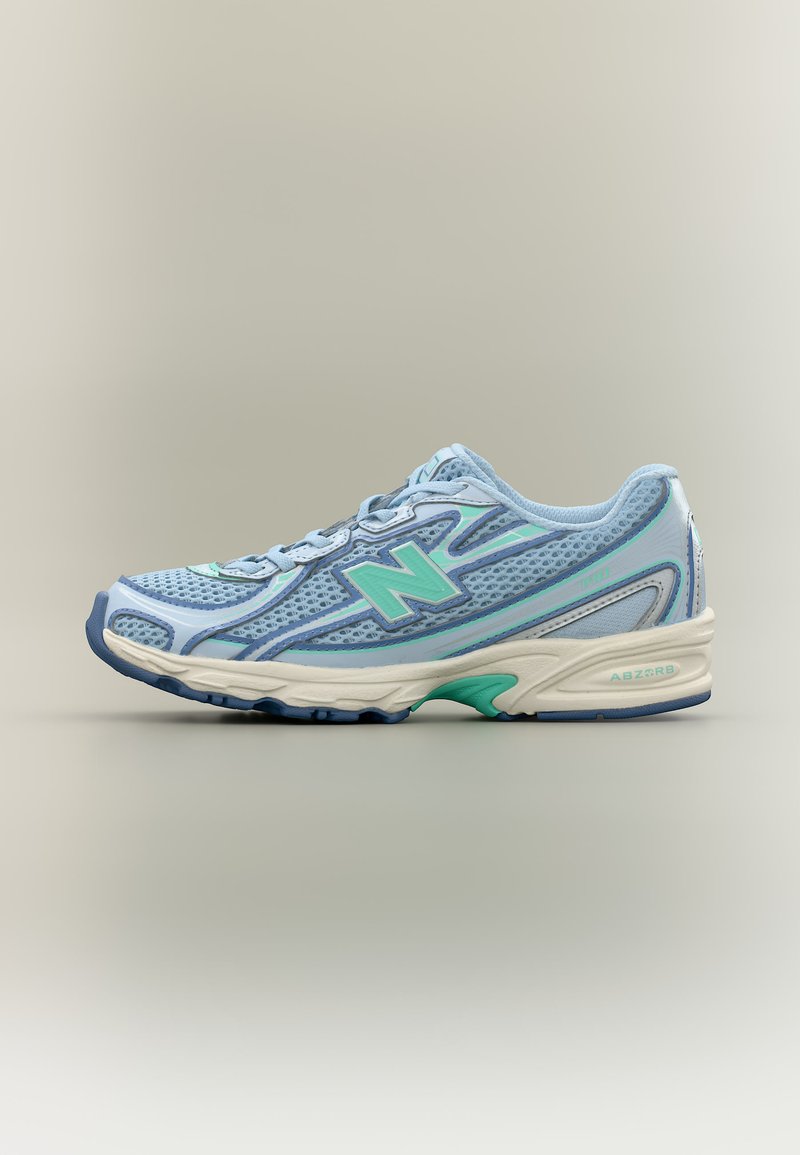 Αθλητικό παπούτσι New Balance σε ανοιχτό γαλάζιο και πράσινο μέντας, με επάνω μέρος από διχτυωτό υλικό και μαλακή σόλα, πλάγια όψη σε ουδέτερο φόντο.