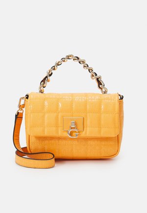 Geel gestikte handtas met een zilveren kettinghengsel, afneembare schouderband en een voorklep met een "G" bedel.