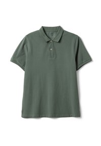 Polo de manga corta color verde oliva con dos botones y cuello, colocado plano sobre un fondo blanco.