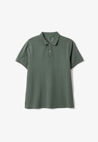 Polo de manga corta color verde oliva con dos botones y cuello, colocado plano sobre un fondo blanco.
