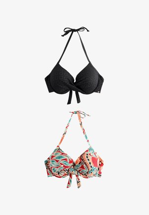 Dva bikini topa s halter izrezom; jedan crni teksturirani, jedan šareni s apstraktnim uzorcima listova u crvenoj, tirkiznoj i bež boji.