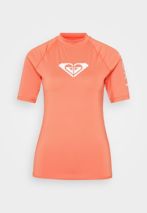 Krátky rukáv rash guard z koralovej látky s bielym srdcovým logom na hrudi a textom na rukáve; hladká textúra a priliehavý dizajn.