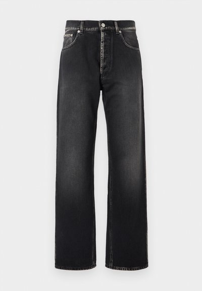 Μαύρα τζιν με ίσιο κόψιμο, ελαφριά ξεθώριασμα, σχεδίαση με πέντε τσέπες και κλείσιμο με κουμπί σε απλό λευκό φόντο.