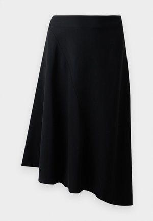 Jupe noire en forme de A en matériau lisse, dotée d'un détail de couture diagonale et d'un design fluide qui tombe légèrement au niveau de l'ourlet.