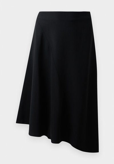 Fekete A-vonalú szoknya sima anyagból, ferde varrással és lágyan fölé hulló dizájnnal, amely könnyedén omlik le a szegésnél.