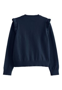 Granatowy sweter z długimi rękawami, ściągaczami i okrągłym dekoltem. Posiada falbaniaste akcenty na ramionach. Miękka, teksturowana tkanina.