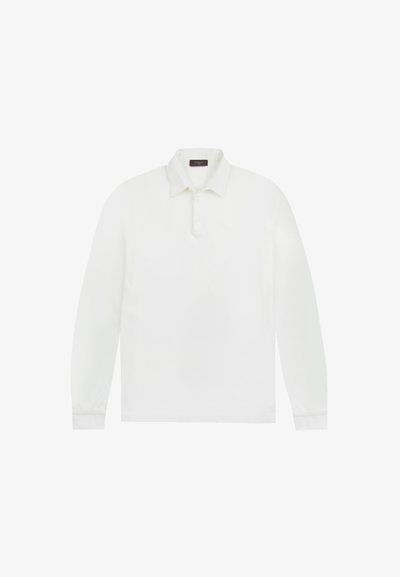 Witte lange mouwen polo met een kraag en een drie-knopen sluiting, weergegeven op een effen witte achtergrond.