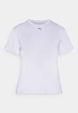 Witte T-shirt met korte mouwen van katoen, met een ronde hals en een klein blauw Puma-logo op de borst. Glad textuur.