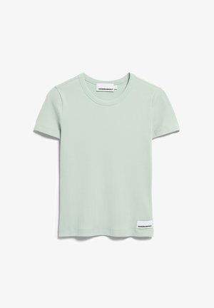 Lichtgroen geribbeld T-shirt met korte mouwen, ronde hals en een label met "ARMEDANGELS" bij de kraag en onderzoom.