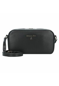 Borsa nera in pelle con forma rettangolare, caratterizzata da un logo dorato, chiusura a zip e una tracolla removibile. Tessuto liscio, design minimalista.