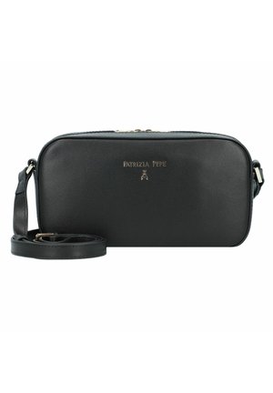 Bolso de cuero negro con forma rectangular, que presenta un logotipo dorado, cierre de cremallera y una correa desmontable. Textura suave, diseño minimalista.