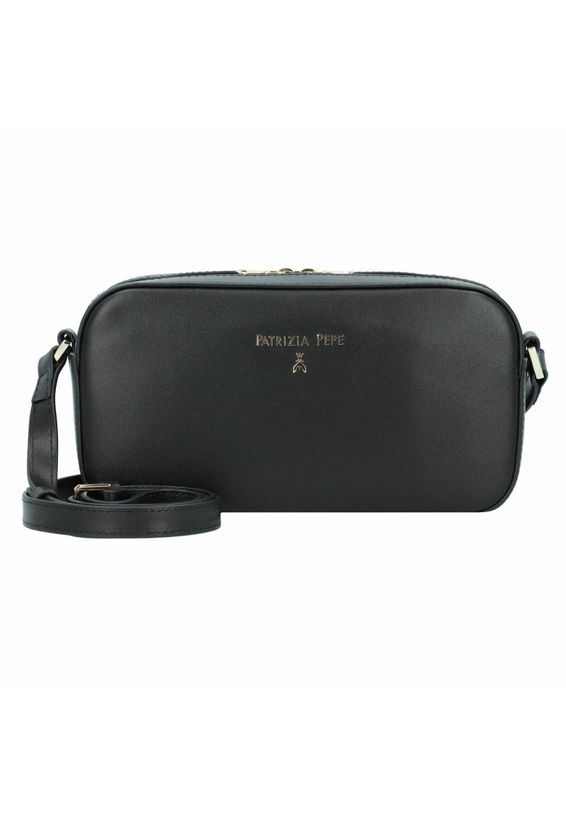 Borsa nera in pelle con forma rettangolare, caratterizzata da un logo dorato, chiusura a zip e una tracolla removibile. Tessuto liscio, design minimalista.