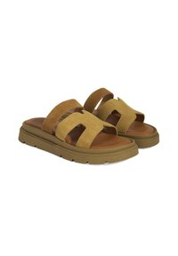 Suède open-toe sandalen in bruin en tan, met twee brede banden en een rubberen zool met textuur en grippatronen voor grip.