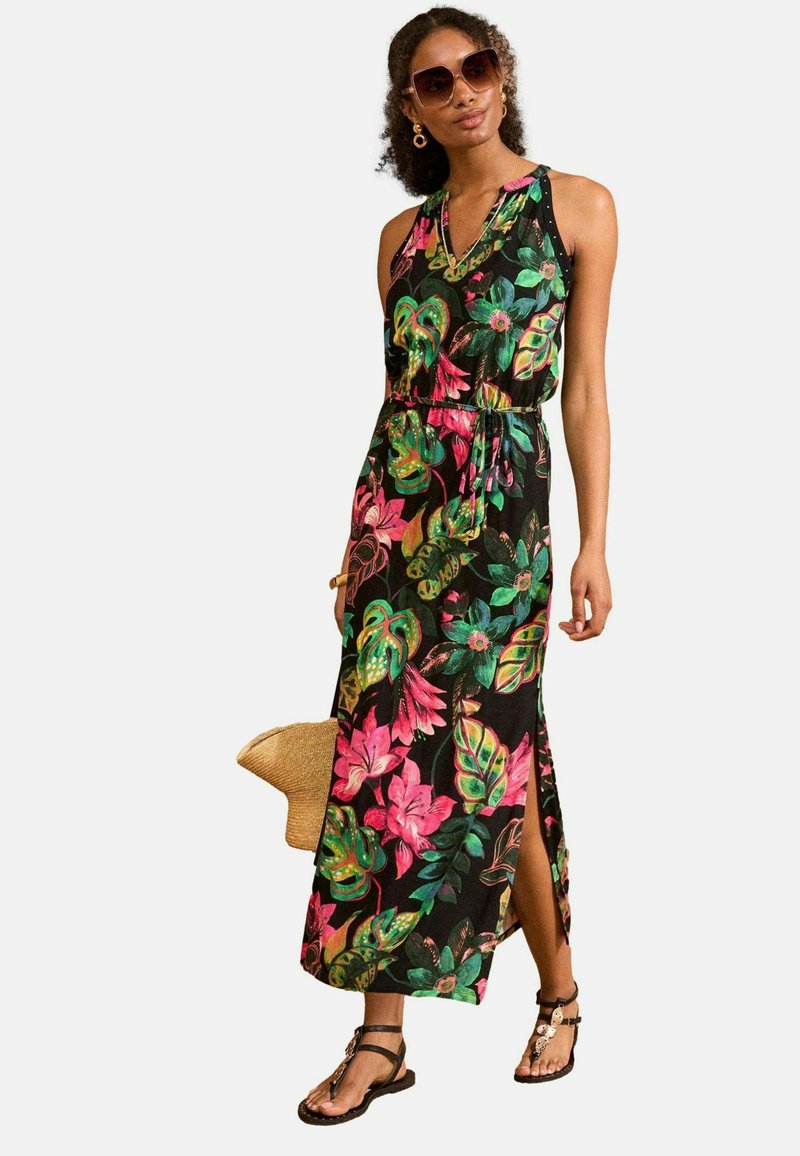 Cvetna maksi obleka z črnim ozadjem, živahnimi zelenimi in rožnatimi vzorci, brez rokavov, z vrvico za nastavitev v pasu in stranskimi razporki.