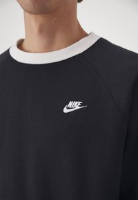 Nike Sportswear CLUB RAGLAN CREW - Sweatshirt - black/midnight navy/white