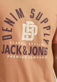Jack & Jones PREMIUM GEDRUCKT RUNDHALS - Apdrukāts T-krekls - sunburn