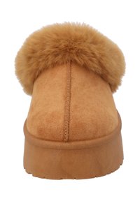 Tan ruskinds slippers med en plysch pelshals, rund form og en tyk gummisål. Teksturen er blød, og designet er enkelt og hyggeligt.