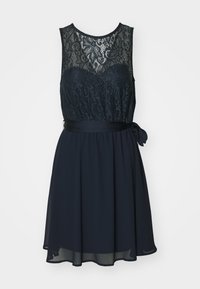 Jūras zila kleita ar mežģīnēm apģērba augšdaļā un satīna jostu jostasvietā. Flowy šifona svārki ar nedaudz spīdumu, bez piedurknēm.