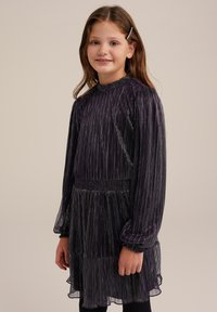 Lila veckad klänning med smockad midja, långa ärmar och elastiska manschetter. Genomskinlig textur med lager av volanger vid fållen.