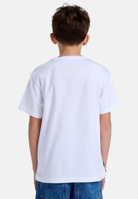Weißes Baumwoll-T-Shirt mit kurzen Ärmeln, Rundhalsausschnitt und einfarbigem Rücken. Der Stoff wirkt glatt und leicht. Keine sichtbaren Designs oder Akzente.