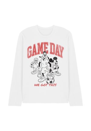 Weißes Langarmshirt mit rotem Schriftzug "GAME DAY", den Cartoonfiguren Mickey, Goofy und Donald in Fußballausrüstung und "WE GOT THIS" darunter.