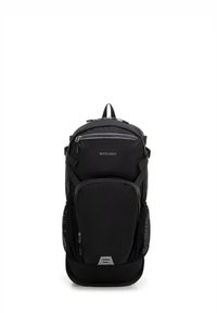 Mochila de tela negra con un diseño elegante, correas de hombro acolchadas, bolsillo delantero con cremallera y bolsillos laterales de malla; presenta acentos de hardware plateados.