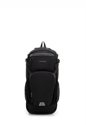 Zaino in tessuto nero con un design elegante, spallacci imbottiti, tasca frontale con zip e tasche laterali in rete; presenta dettagli in metallo argentato.