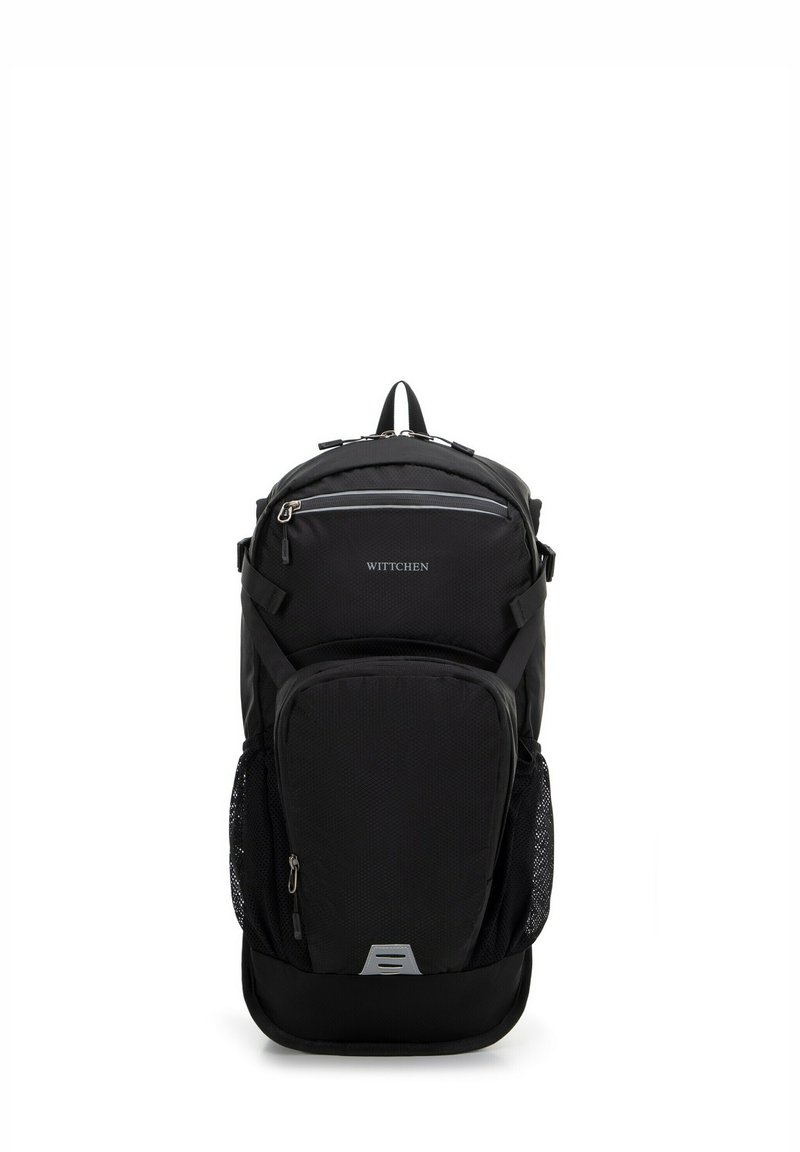 Mochila de tela negra con un diseño elegante, correas de hombro acolchadas, bolsillo delantero con cremallera y bolsillos laterales de malla; presenta acentos de hardware plateados.