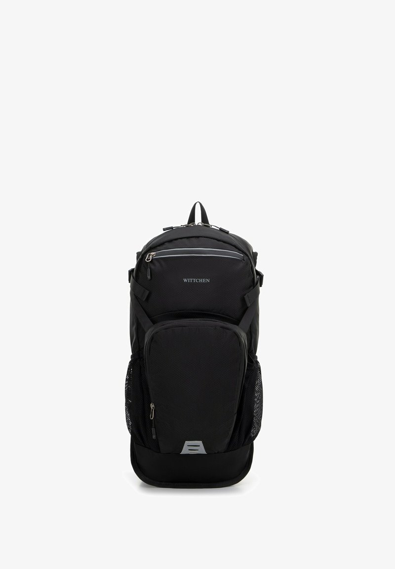 Mochila de tela negra con un diseño elegante, correas de hombro acolchadas, bolsillo delantero con cremallera y bolsillos laterales de malla; presenta acentos de hardware plateados.