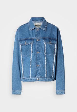 Jeans jakna v svetlo modri barvi, z klasičnim ovratnikom, poškodovanim sprednjim delom, dvema žepoma na prsih in srebrnimi gumbi. Dolgi rokavi.