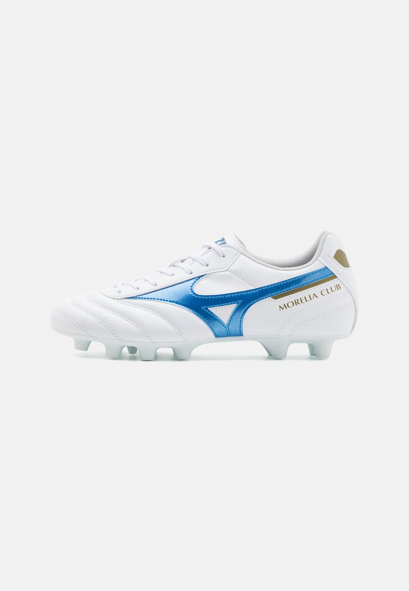 Crampon de fotbal alb cu accente albastre, având un superior din piele netedă, suprafață texturată și cu cuie modelate pentru tracțiune. Branding "Morelia Club" prezent.