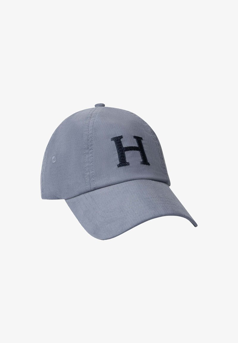 Gorra de béisbol de algodón gris con visera curva, que presenta una "H" azul oscuro bordada en el frente y tela texturizada.