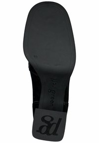 Suela de zapato de ante negro con un diseño liso, que presenta el logo grabado "paul green" y un indicador de tamaño; construcción de goma reforzada.
