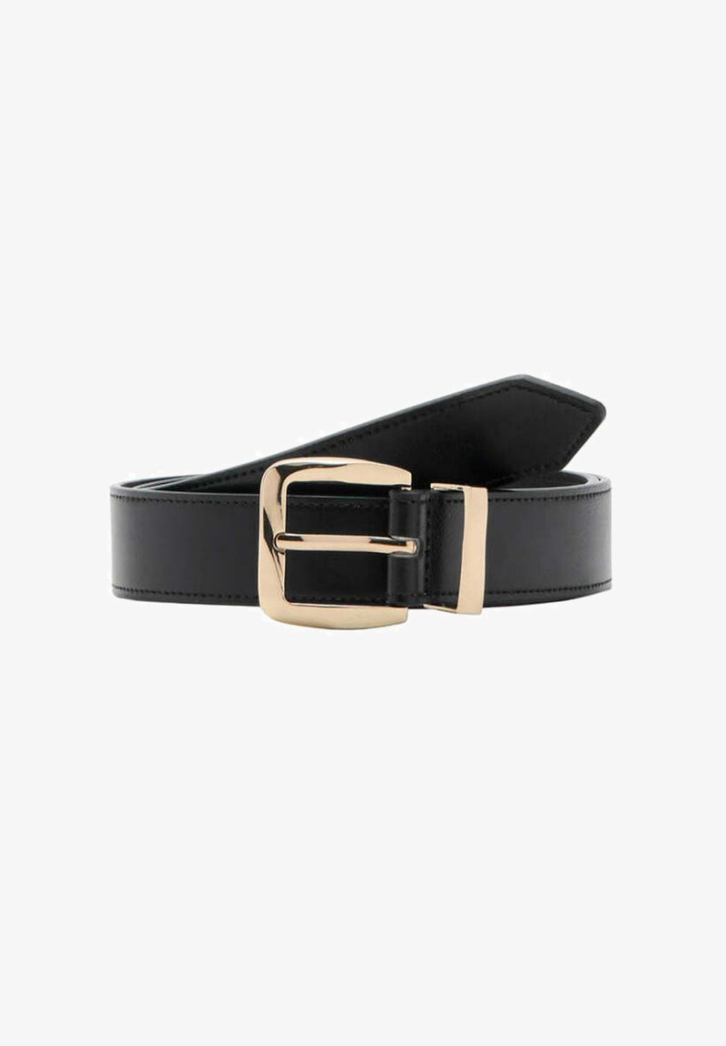 Ceinture en cuir noir avec une boucle rectangulaire dorée brillante et une boucle dorée assortie, enroulée sur un fond blanc.