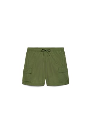 Pantaloncini cargo leggeri verde oliva con vita elastica, coulisse, tasche laterali e tasche cargo con patta sul davanti.