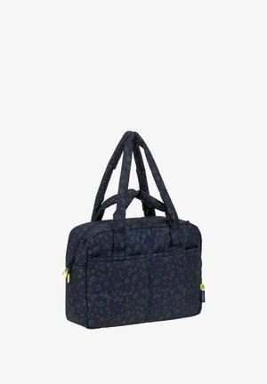 Sac rembourré bleu foncé avec un motif de camouflage vert, deux poignées supérieures, poche zippée à l'avant et accents de tirette jaune.