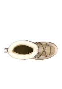 Bottine beige avec doublure douce blanche, lacets élastiques en croix, en suède et en matériau synthétique, et une languette de talon renforcée pour un enfilage facile.