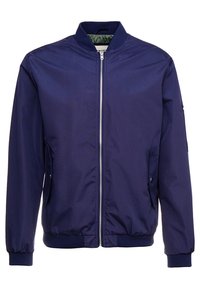 Tmavě modrá bomber bunda z hladkého materiálu, s předním zipem, žebrovanými manžetami, bočními kapsami a zelenou vnitřní podšívkou.