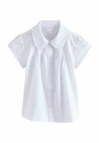 Kurzärmeliges, weißes Blusenshirt mit abgerundetem Kragen und Rüschenbesatz, fünf Knöpfen vorne und Kellerfalten-Details am Oberteil.