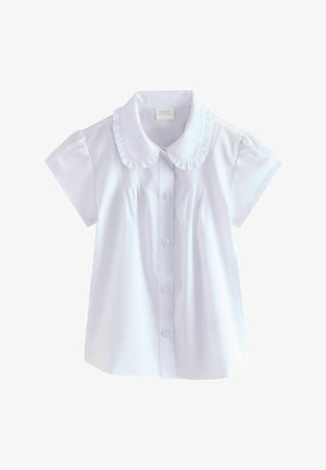 Camicia bianca a maniche corte con collo rotondo rifinito da volant, cinque bottoni sul davanti e dettagli a pieghe sottili sul corpetto.