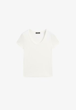 Schlichtes weißes T-Shirt mit kurzen Ärmeln und rundem Ausschnitt, flach auf einem weißen Hintergrund liegend.