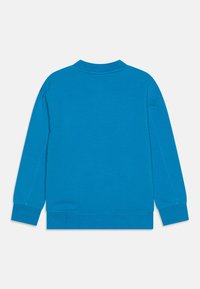 Sudadera azul de manga larga, con cuello redondo y puños de canalé. Fabricada con un material suave de textura lisa y sin patrones visibles.