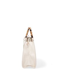 Borsa in pelle sintetica color crema con finitura testurizzata, corpo stretto e manici curvi in legno. Dispone di una chiusura con zip superiore e un design minimalista.