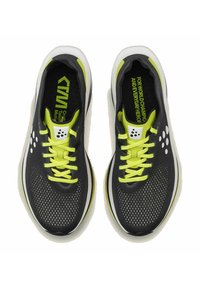 Chaussures de sport noires avec une tige en maille, des lacets jaunes et des accents blancs. Présentent un design perforé et un col rembourré pour plus de confort.