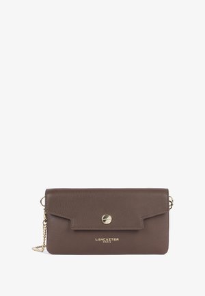 Braune Leder-LEDERTASCHE mit Goldbeschlägen, einem Frontklappenverschluss und geprägt Logo. Sie verfügt über eine strukturierte Oberfläche und einen abnehmbaren Kettenriemen.