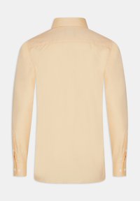 Ljusorange långärmad skjorta med krage, slät textur, knäppta manschetter och detalj med veck på baksidan. Inga mönster eller accenter synliga.