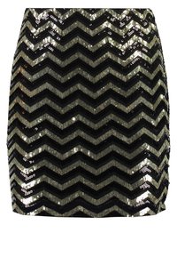 Mini-jupe à sequins noirs et dorés présentant un motif en chevrons, avec des sequins noirs brillants et métalliques alternés créant une surface texturée.